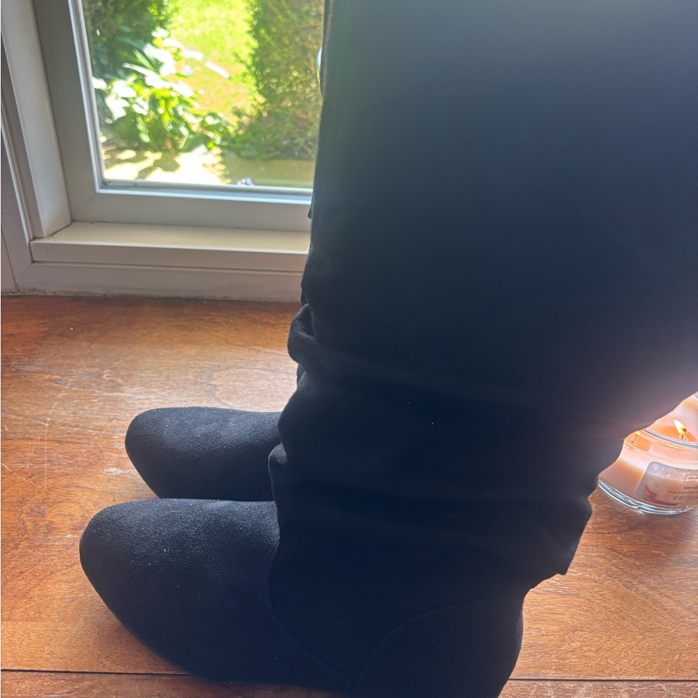 Black Knee-high Boots Classic Design
Womens size 7
worn only a few times